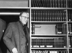 Heinz Maier-Leibnitz in seinem Büro. 